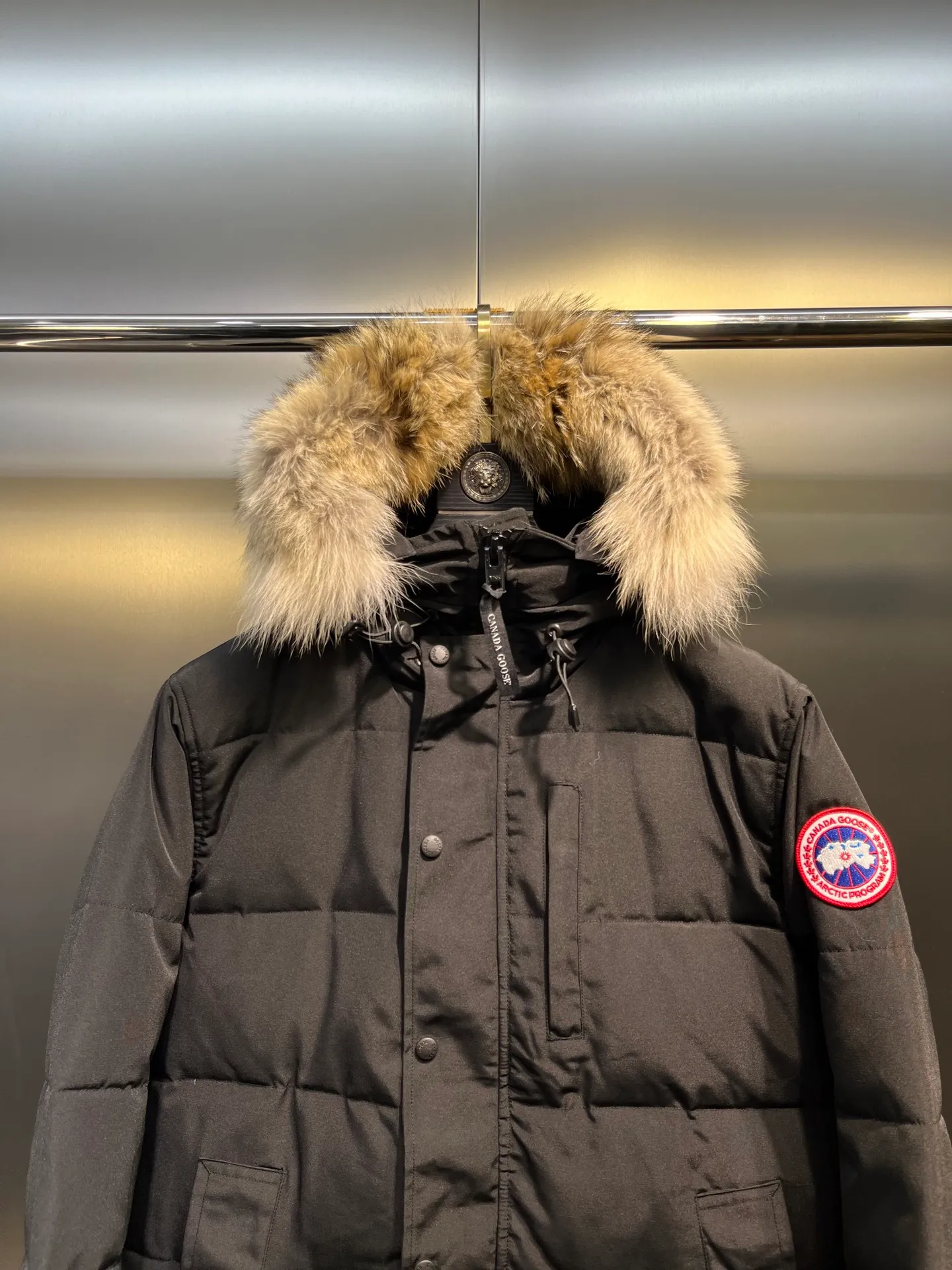 P860 Canada Goose 14 models Canada Goose🌟 Natural Siberian coyote fur collar, the delicate and strong feel, is the sense of life that comes from the erosion of natural wind and frost! Authentic version! All the details are in place! The fabric is made of high-density nano-level waterproof fabric, which is windproof and wear-resistant, and has a certain thickness! The down is 90% national standard white duck down, which can be taken for testing. It uses an imported down flushing machine for accurate down flushing! The grams are guaranteed to be the same. It will not be like the hand racing in small workshops, resulting in more velvet here and less velvet there. The zipper is the YKK brand used by Canada Goose! Smooth and comfortable on both sides! In order to prevent cold wind from pouring in, a double closure design is adopted. On the premise of the traditional zipper fly, a secondary closure with large military buttons is used to bring better warmth retention effect. It retains the classic hooded design and uses super large luxurious wolf fur to protect against wind and cold! The fur collar is removable! It doesn’t matter how low the temperature is this winter, a big goose suit is enough. I’ll give you the wind and temperature!  Size: s-xxl